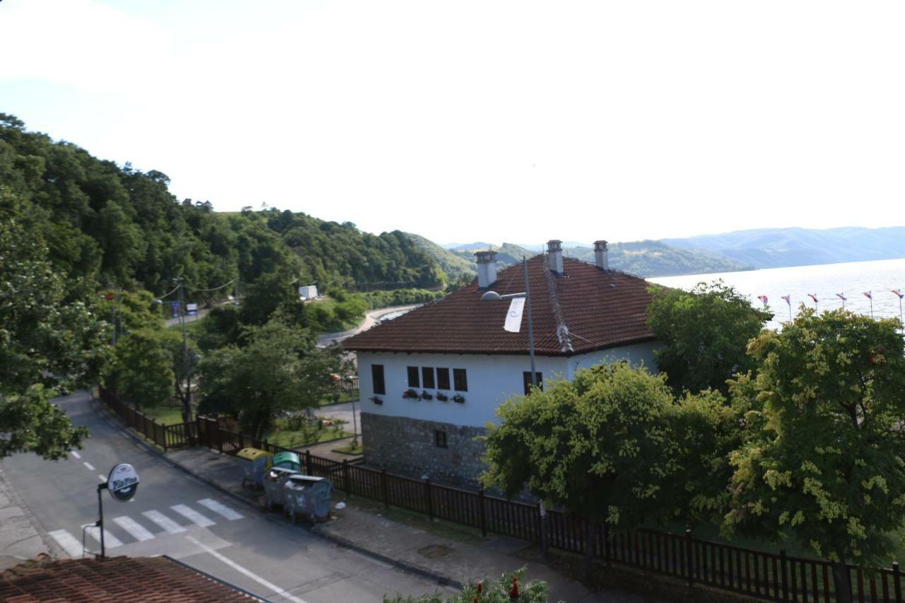 Hostel Trajan Доньи-Милановац Экстерьер фото